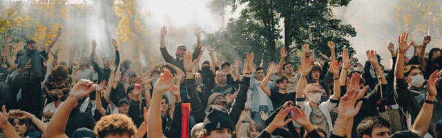 Францию охватили протесты после падения правительства