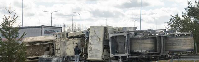 ФОТО | У виадука Канама с трейлера соскользнула камнедробильная машина