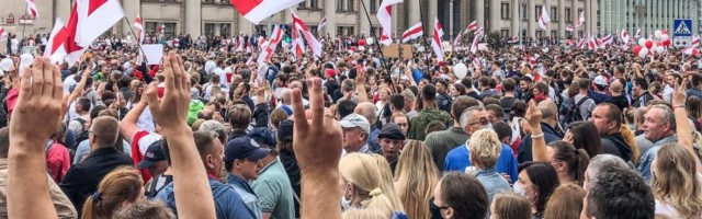 В Беларуси готовятся запретить бело-красно-белый флаг