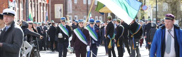 ГАЛЕРЕЯ | Тартуские студенты уже днем начали отмечать Вальпургиеву ночь