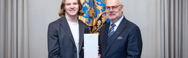 Президент Алар Карис наградил Хенри Сильдару орденом Белой звезды II степени