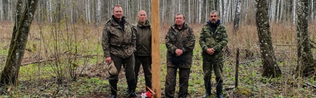 Члены клуба «Камерад» возложили цветы на местах захоронения в лесу