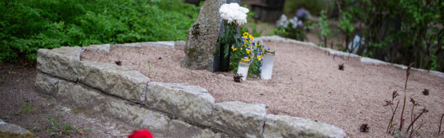 На таллиннском кладбище похитили мраморные плиты