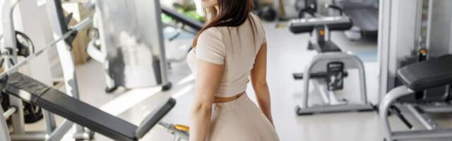 Топ-10 упражнений на ягодицы в тренажёрном зале для девушек