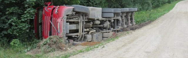 На шоссе Эльва-Ранну нарушено движение из-за  ДТП с четырьмя грузовиками